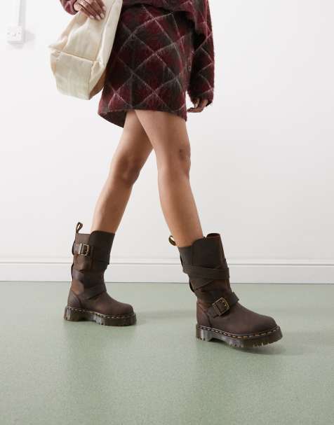 Dr. Martens – Anistone – Ciemnobrązowe botki z ozdobnymi paskami - view 1