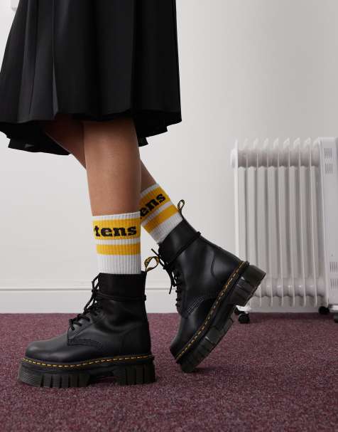 Dr. Martens - Audrick - Veterlaarzen met 8 oogjes en dikke zool in zwart - view 1