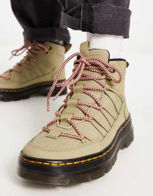 Dr Martens – Buwick – Besonders robuster Stiefel in blassem Olivgrün mit rosa Schnürsenkeln