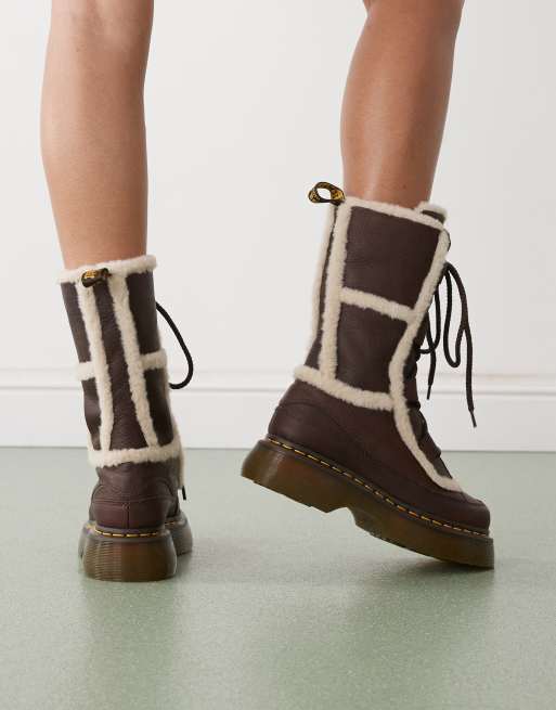 Dr. Martens - Buzz - Brune støvler i læder med imiterede pelskanter og snørebånd, 3 af 4