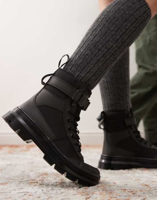 Dr Martens - Comb Tech - Stivaletti unisex neri con 8 paia di occhielli, 2 di 4