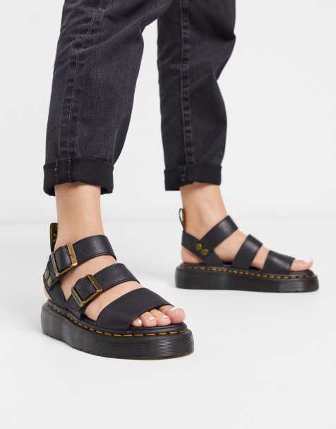 Dr Martens – Gryphon Quad – Klobige Ledersandalen mit goldenen Metalldetails in Schwarz - view 1