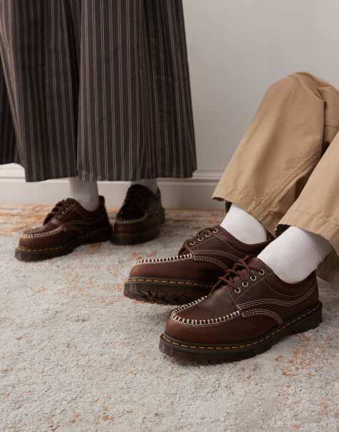 Dr. Martens - Lowell - Chaussures unisexes à surpiqûres contrastantes - Marron caramel - view 1