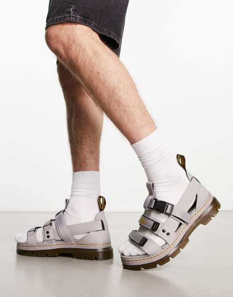 Dr Martens – Pearson – Sandalen in Mittelgrau mit mehreren Riemchen - view 1
