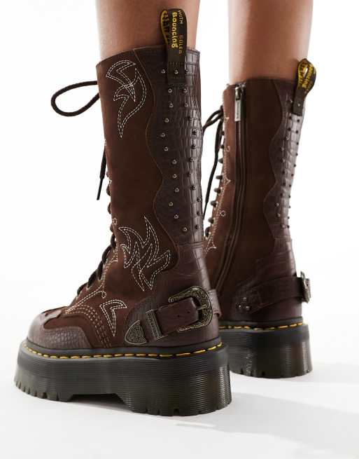 Dr Martens – Quad – Bruna cowboyboots i mocka med 14 par öljetter, 4 av 4
