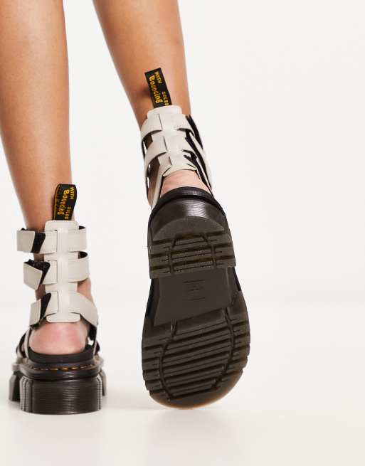 Dr. Martens – Ricki – Kullerstensgrå gladiatorsandaler i läder, 4 av 4