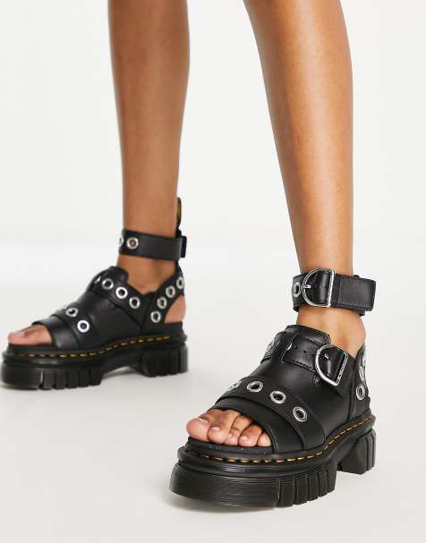 Dr Martens – Ricki – Schwarze Sandalen mit silbernen Metallelementen - view 1