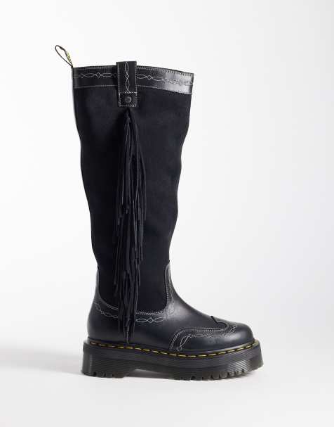 Dr Martens – Rodeo – Svarta, höga boots i dra på-modell med fransar av mocka - view 1