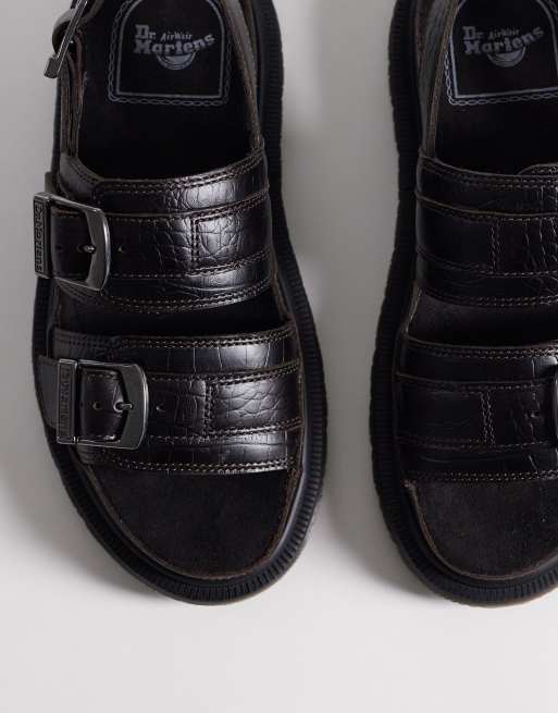 Dr Martens – San – Mörkbruna, krokodilskinnsmönstrade sandaler med två remmar, 3 av 4