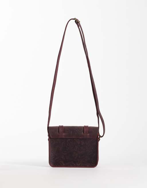 Dr. Martens – Satchel Bag in Cherry Red Crazy Horse mit Blumenprägung, 4 von 4