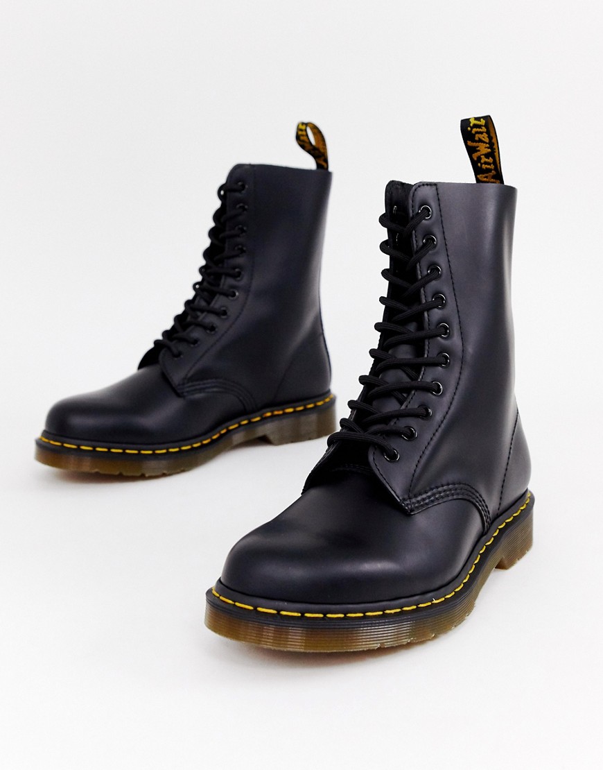 Dr Martens – Svarta boots med 1490 10-snörhål