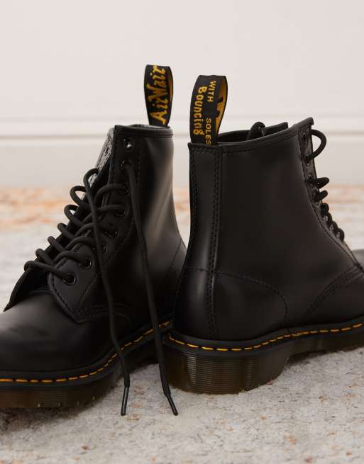 Dr Martens Unisex 1460 8-eye smooth leather lace up boots in black, 2 of 4