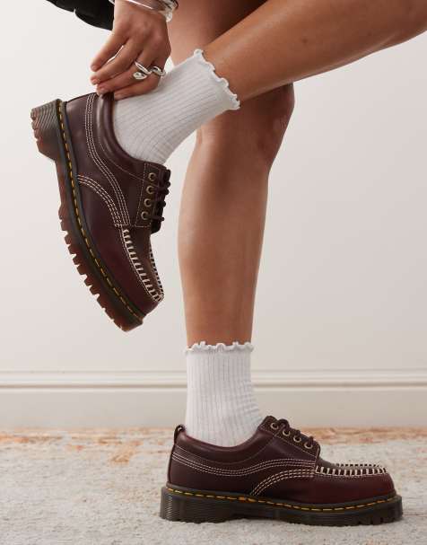 Dr Martens Unisex – Lowell – Wiśniowoczerwone buty z kontrastowymi szwami - view 1