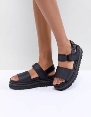 Dr Martens - Voss - Flache, schwarze Ledersandalen mit dicker Sohle