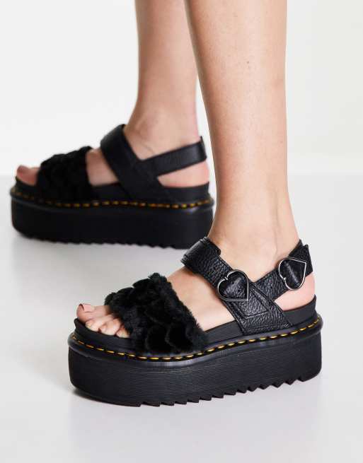 Dr. Martens – Voss Quad – Czarne puszyste sandały z sercem