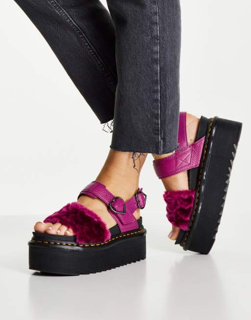 Dr Martens - Voss Quad - Pluizige hartsandalen in fuchsia