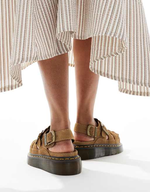 Martens Wrenlie Quad Sandalen met bandjes in bruin suède