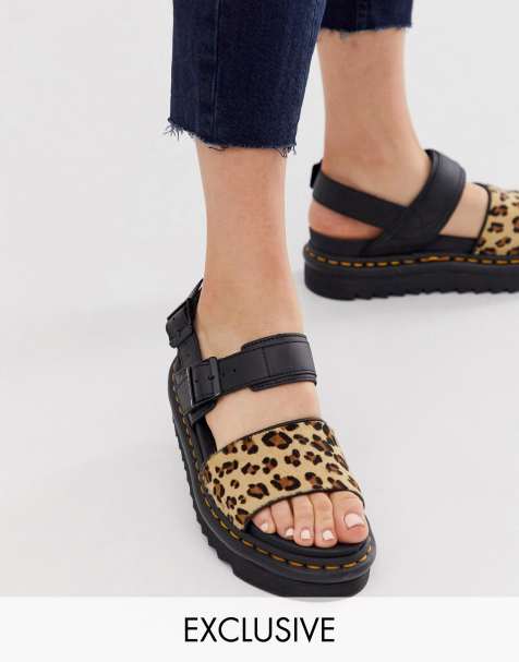 Dr Martens x ASOS – Exklusiv Voss – Sandalen mit Leopardenmuster