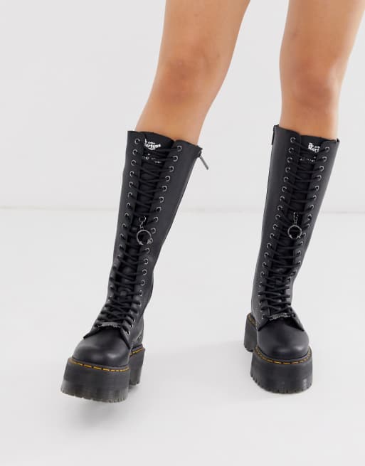 Dr Martens x Dolls Kill â 1B60 Max Quad â Kniehohe Plateaustiefel in Schwarz | ASOS