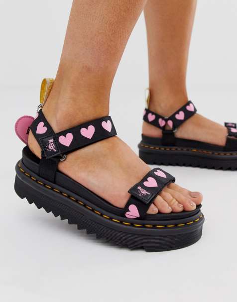 Dr. Martens x Lazy Oaf – Sandalen mit  Herzdesign und dicker Sohle