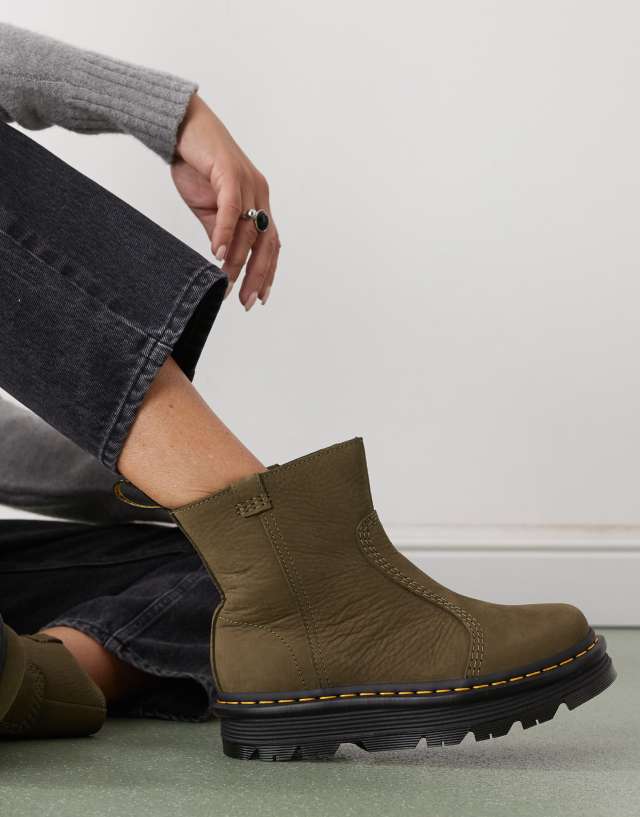 Dr. Martens オリーブ スエード 8 UK Dr Martens Zebzag Rigger boot in olive milled nubuck | ASOS