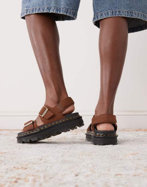 Dr. Martens – ZebZag – Sandalen aus gewalktem Nubukleder in Braun, 3 von 4