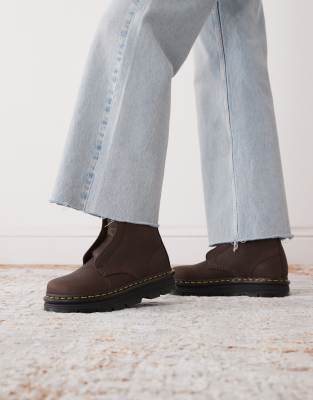 Dr. Martens - ZebZag - Schnürsenkelose Stiefel in der Farbe Dark Brown Wyoming