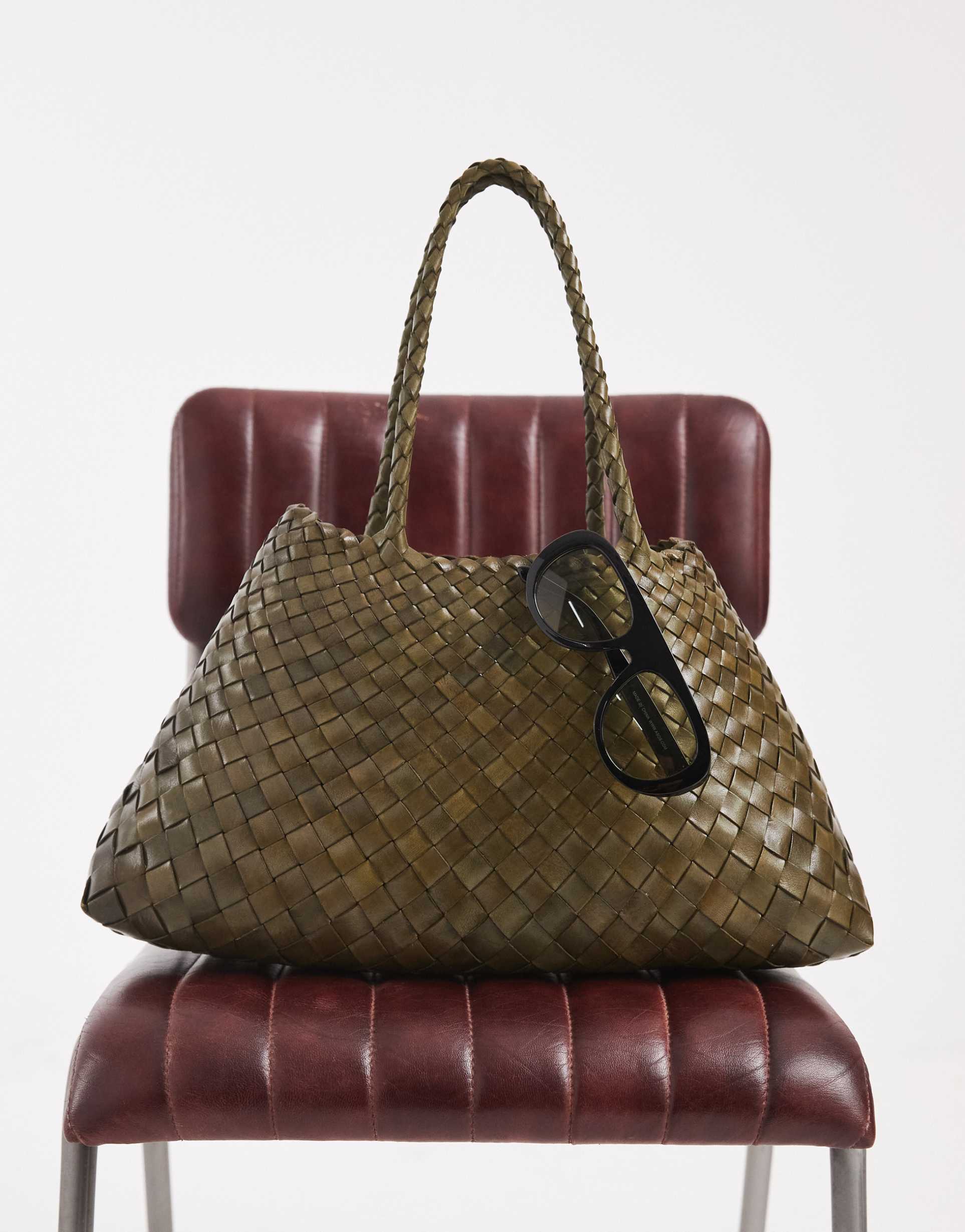 dragon diffusion santa croce big woven leather bag in black