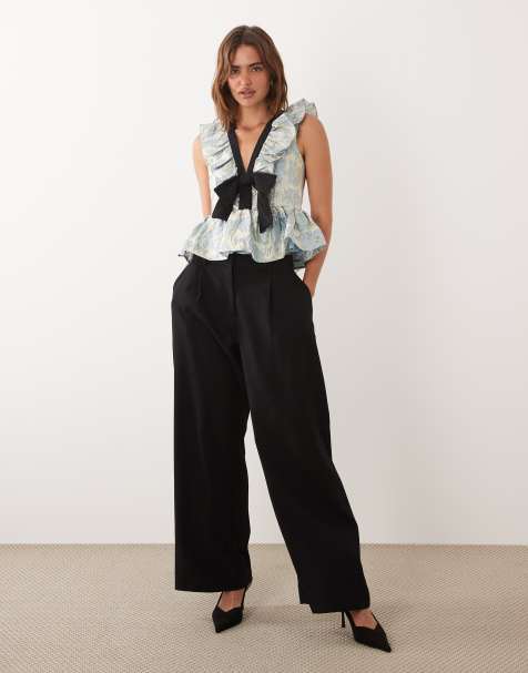 Dream Sister Jane - Bluebell - Lyseblå top med V-hals samt peplum-kant og sløjfedetalje i jacquard - view 1