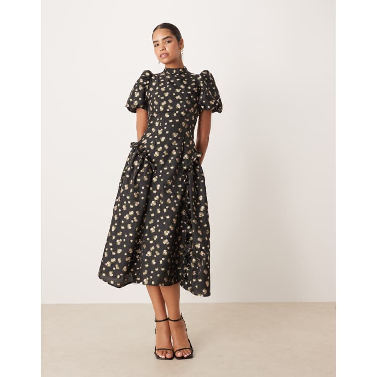 209531897-1-black?$n_750w$&wid