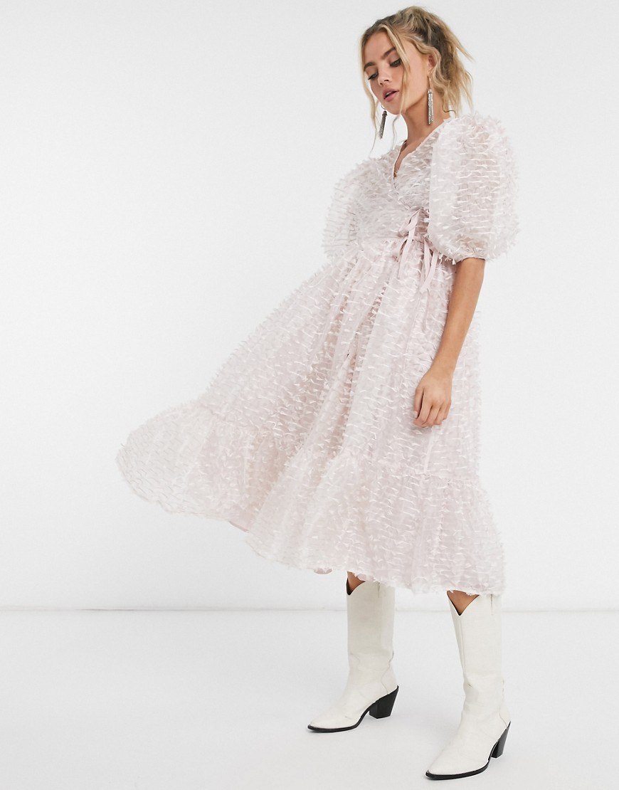 Dream Sister Jane – Midiklänning i strukturerat material med omlott, vida ärmar och panelsydd kjol-Rosa
