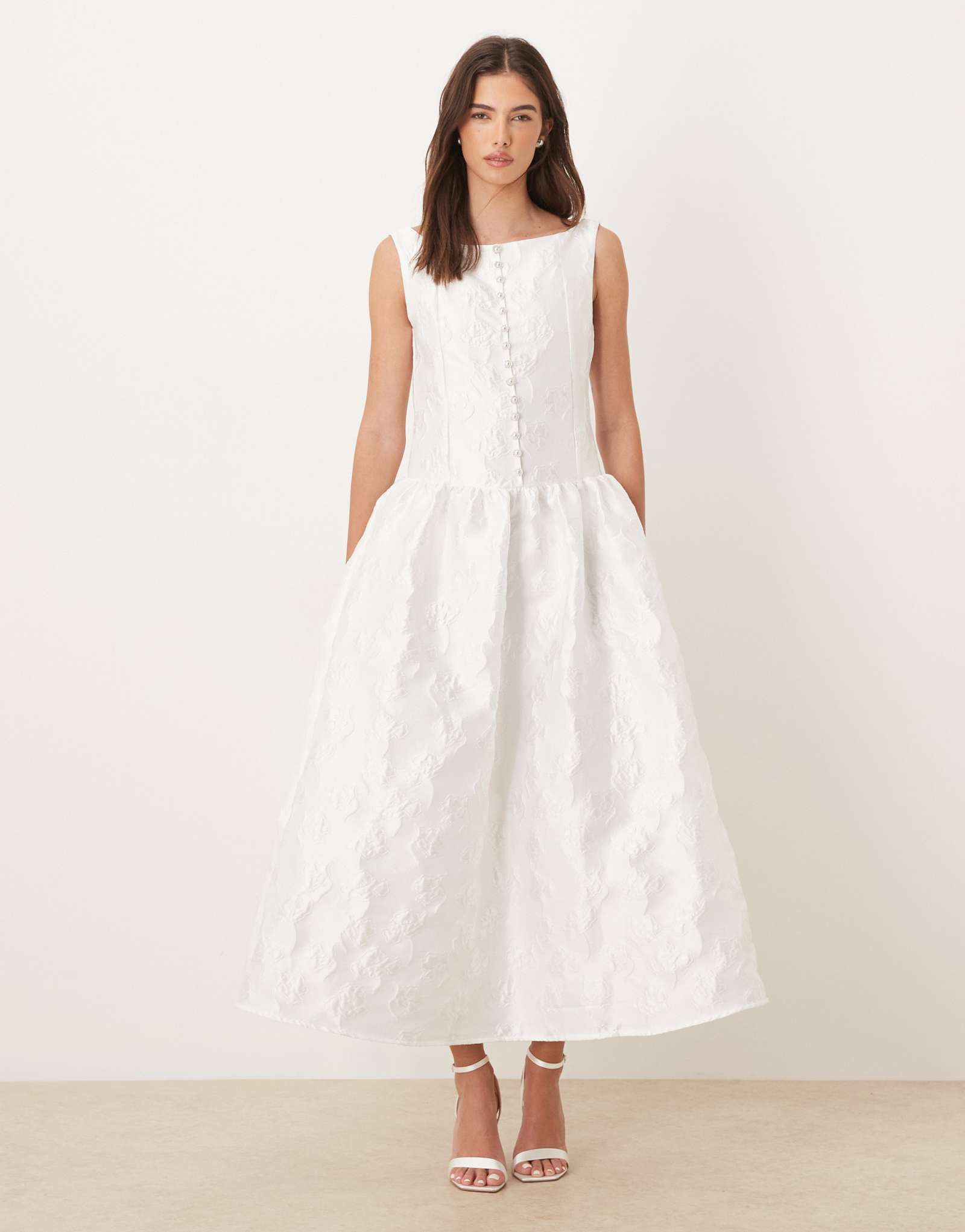 Эксклюзивное свадебное платье макси на пуговицах из жаккарда с вырезом лодочкой и искусственным жемчугом от Dream Sister Jane Optimist цвета слоновой кости