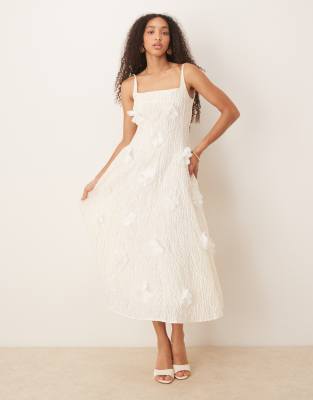 Dream Sister Jane - Petunia - Maxikleid in Elfenbein mit plastischer Blumenverzierung-Weiß