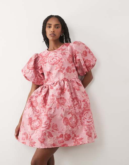 Dream Sister Jane - Robe courte en jacquard d'ensemble à manches bouffantes et fleurs - Rose, 2 de 4
