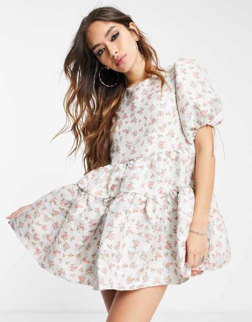 Dream Sister Jane – Sukienka mini z bufkami i odkrytymi plecami w delikatny żakardowy wzór w róże