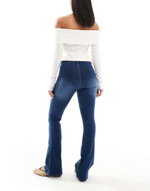 DTT – Bianca – Mellanblå, utsvängda jeans med hög midja, dekorativ söm framtill och hjärtformade fickor, 2 av 5