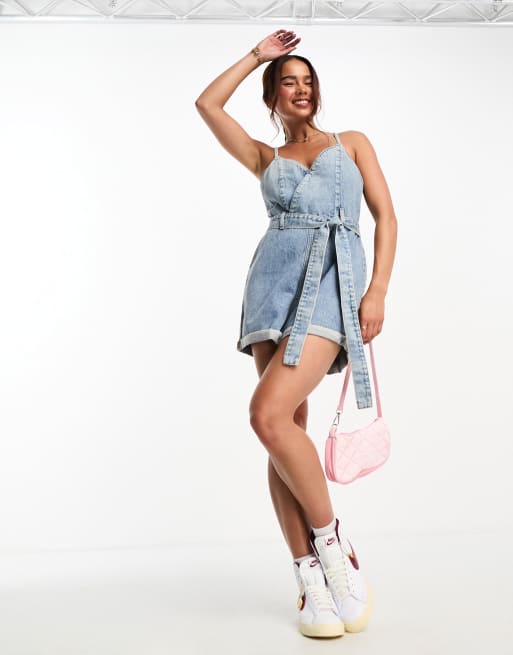 DTT - Denim playsuit met overslag voor en ceintuur in lichtblauw