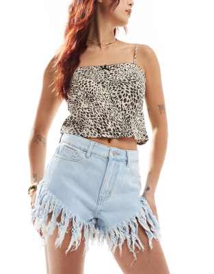 DTT - Festival-Jeans-Shorts in Hellblau mit extrem ausgefranstem Saum