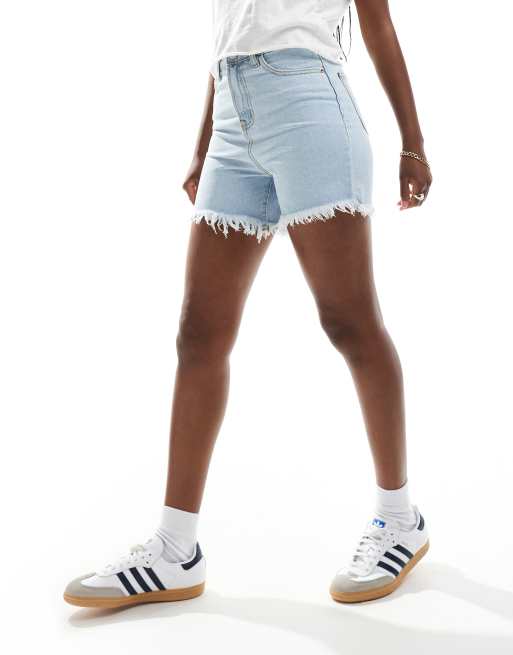 DTT – Lang geschnittene Jeansshorts in verwaschenem Hellblau mit versäubertem Saum