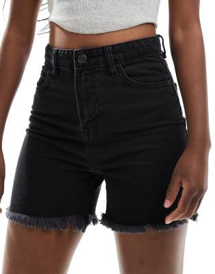 DTT - Longline-Jeansshorts in verwaschenem Schwarz mit ausgefranstem Saum