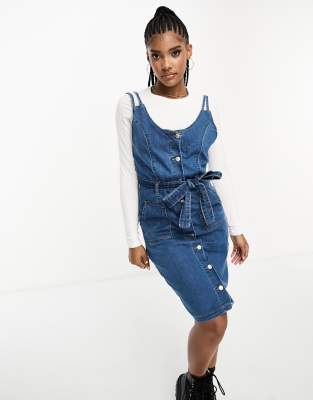DTT - Mellemblå midikjole med bindebånd i taljen og spændestropper i denim