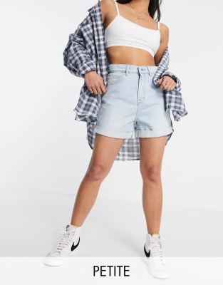 DTT Petite - Caidi - Jeansshorts mit hohem Bund in Hellblau