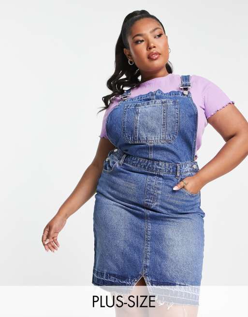 DTT Plus – Blå hängselklänning i denim med råskuren fåll 