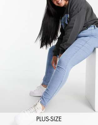 DTT Plus - Chloe - Eng geschnittene Disco-Jeans in hellblauer Waschung mit Stretchanteil und hohem Bund