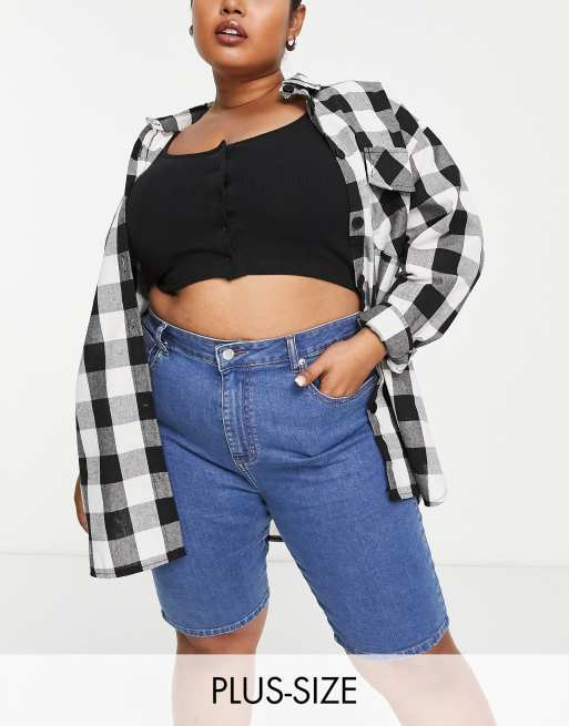 DTT Plus – Eng geschnittene Jeansshorts in verwaschenem Mittelblau 