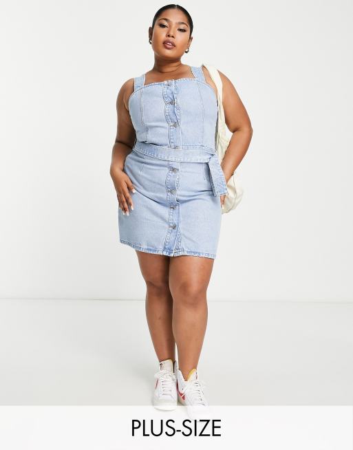 DTT Plus – Jeans-Latzkleid mit Bindegürtel in der Taille in Hellblau 