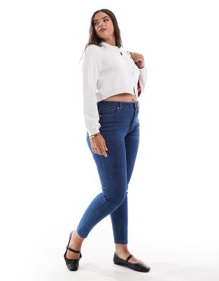 DTT Plus - Jo - Jeans mit mittelhohem Bund und engem Schnitt in verwaschenem Mittelblau