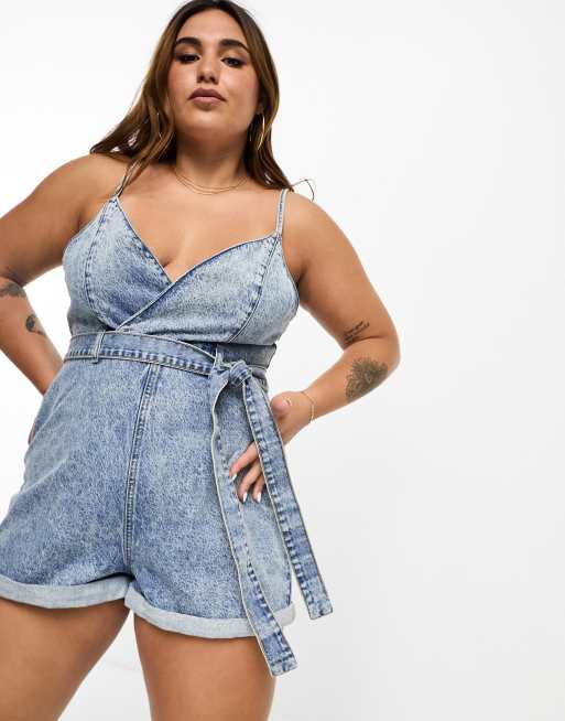 DTT Plus – Ljusblå playsuit i denim med omlottdesign och skärp