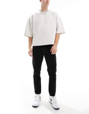 DTT – Svarta, styva, avsmalnande jeans i kort design - view 1