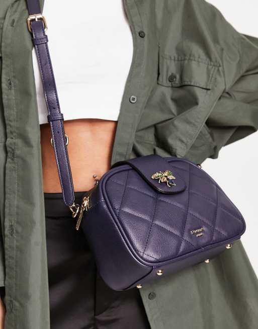 Dune - Camera bag a tracolla in pelle sintetica trapuntata blu navy con insetto in metallo